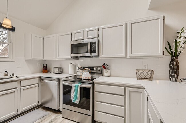 Foto del edificio - Updated 3 BDR Townhome in King's Ridge