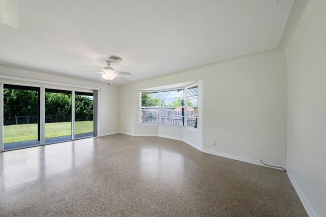 Foto del edificio - 2022 Collier Ave