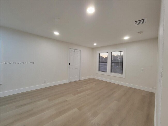 Foto del edificio - 2422 Cecelia St