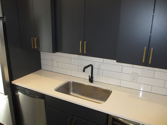 Building Photo - 501 Fenton Pl  Unit # O