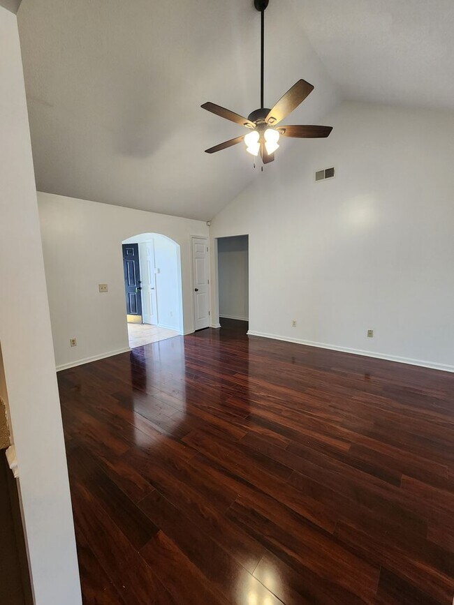 Building Photo - 908 Primrose Ln