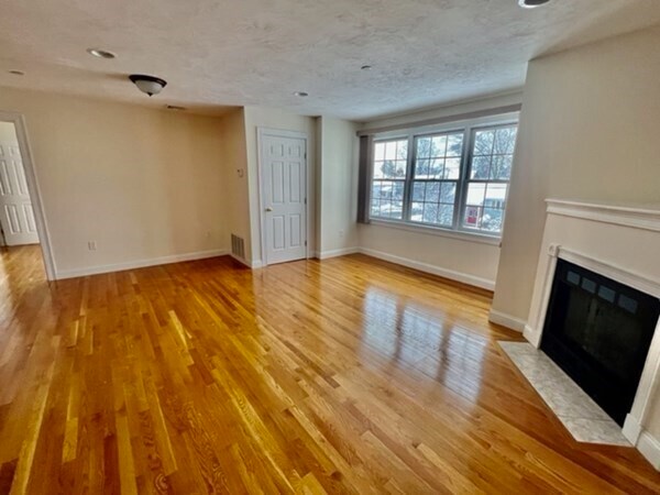 Foto principal - 93 W Emerson St