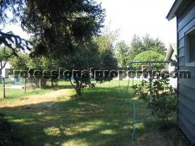 Foto del edificio - Centrally Located Home on Corner Lot with Small Pets Considered