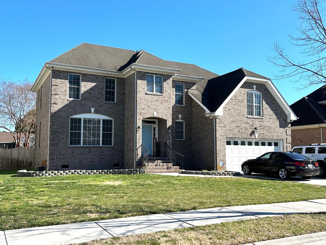 Primary Photo - 576 Hunts Pointe Dr