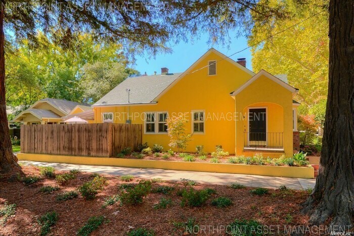 Foto principal - Charming East Sacramento Bungalow – Prime ...