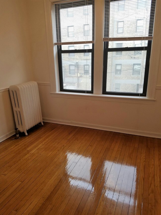 Building Photo - 638 W Addison St