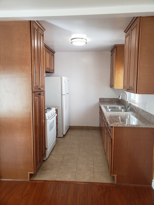Kitchen - 7162 Hawthorn Ave