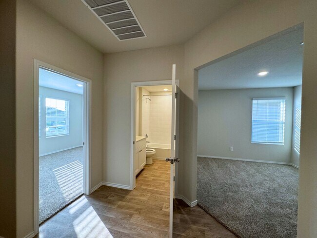 Foto del edificio - 4 BR + STUDY/ 3 BA in Seguin - 2042 SF One...
