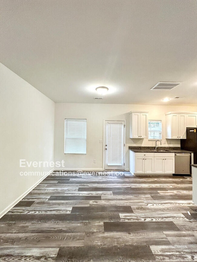 Building Photo - Bright 3-Bedroom Home with Modern Comforts...