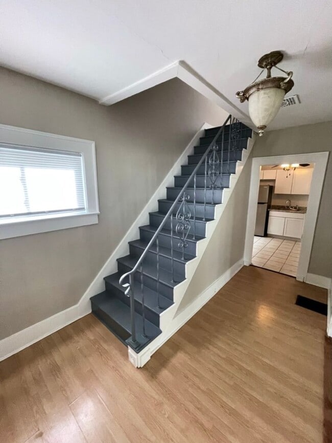 Building Photo - Spacious 3Bd; 1Ba Single Family Home