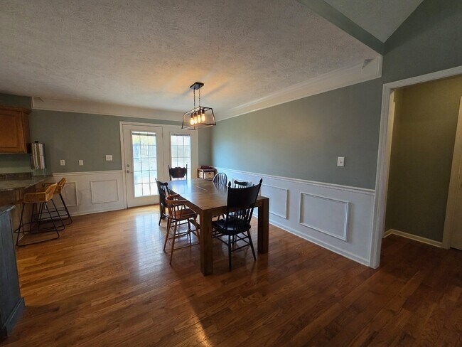 Building Photo - 594 Mountain View Dr