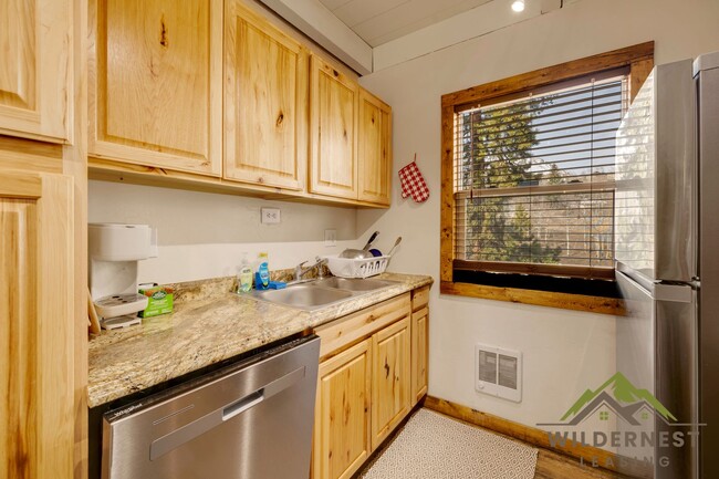 Building Photo - Bright and Quiet 2 Bedroom Condo