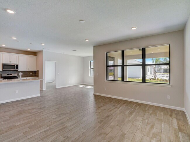 Building Photo - 762 S E Courances Dr