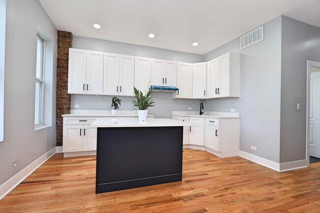 Building Photo - 2007 W Cullerton St