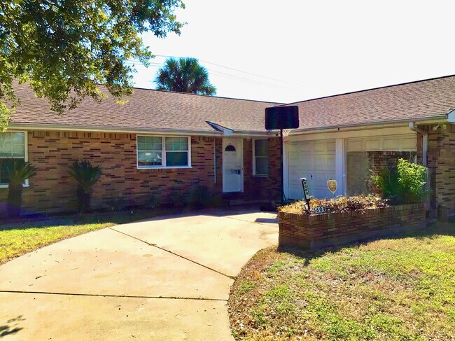 Foto del edificio - 6609 Golf Crest Dr