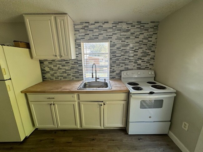 Building Photo - Charming studio unit with all utilities in...