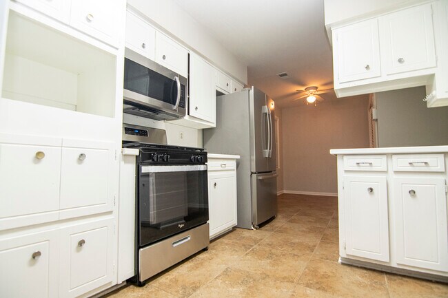 Kitchen w/New Appliances - 4100 King Arthur Pl