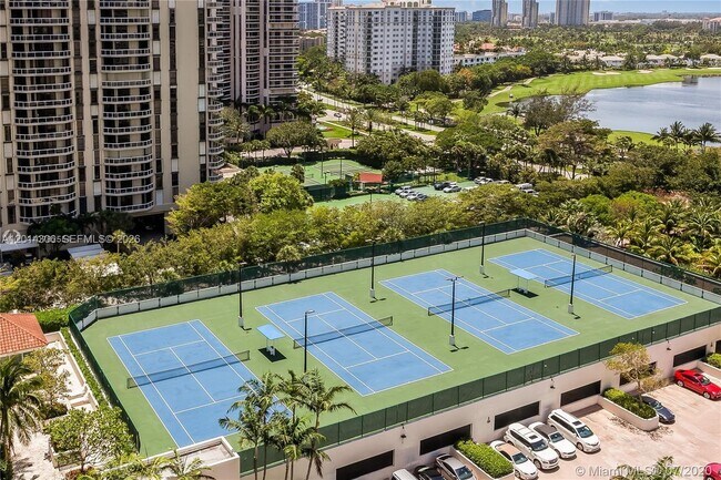 Foto del edificio - 20201 E Country Club Dr