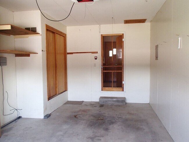 Building Photo - 2 Bedroom, 1 Bathroom Duplex w/ Central Air!