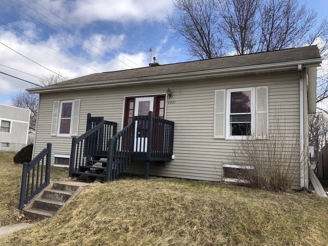 2201 45th St, Rock Island, IL 61201 House for Rent in Rock Island, IL