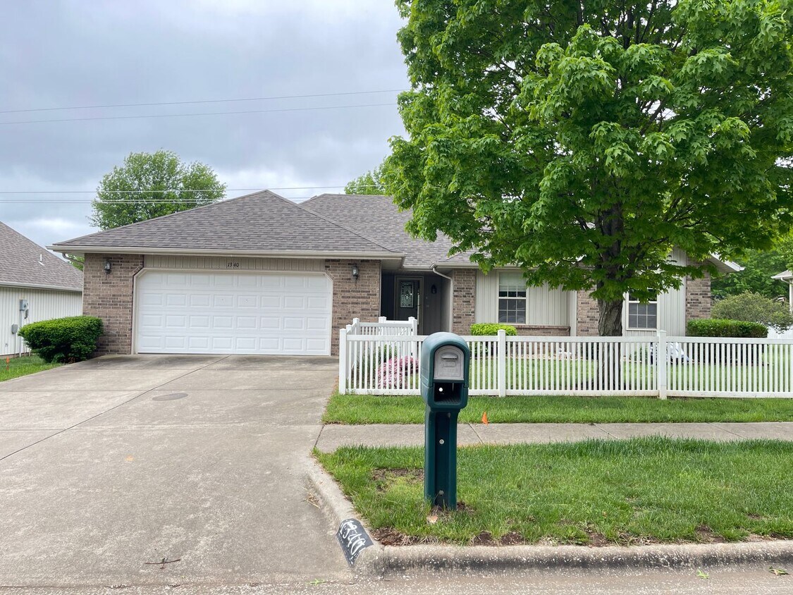 Primary Photo - 1340 e rockwood