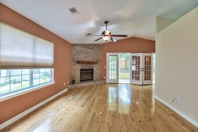 Building Photo - Beautiful 3x2 Home