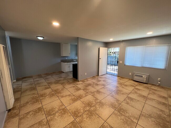 Foto del edificio - 570 West Shamrock Street, Unit 572