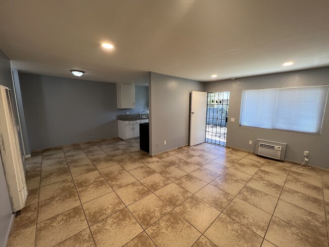 Building Photo - 570 West Shamrock Street, Unit 572