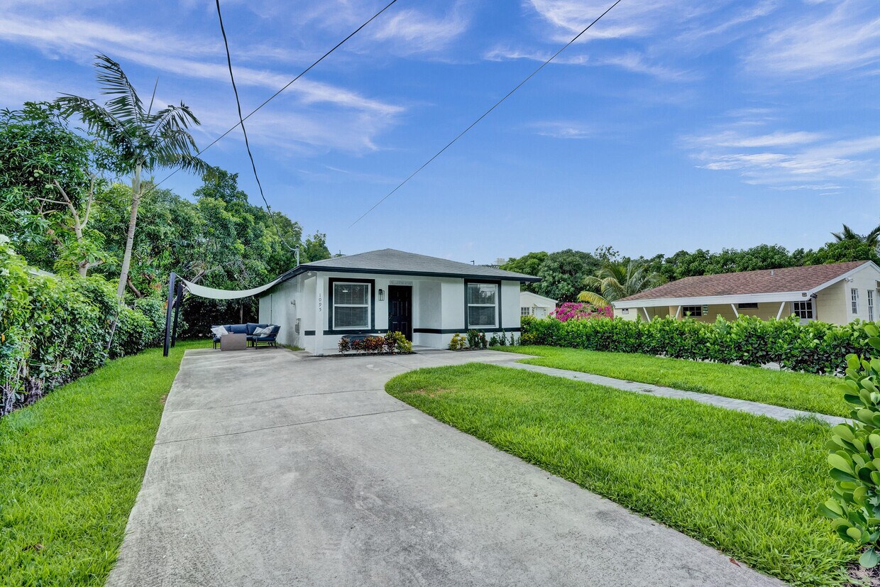 Primary Photo - 1095 Miami Blvd