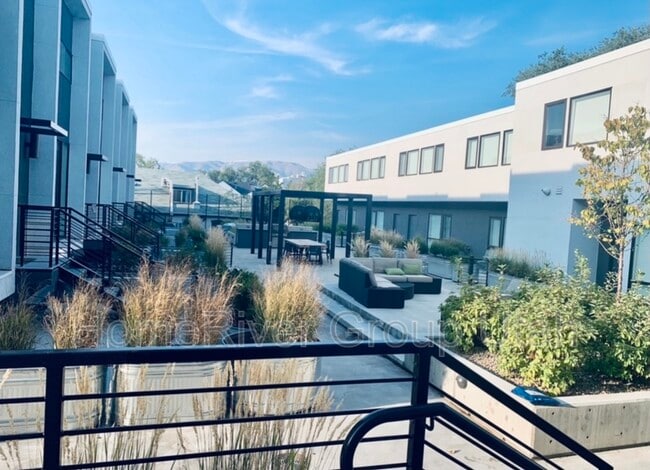 Building Photo - 877 S 200 W