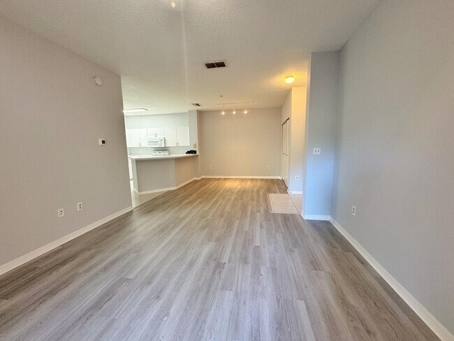 Building Photo - 615 Fairway Dr