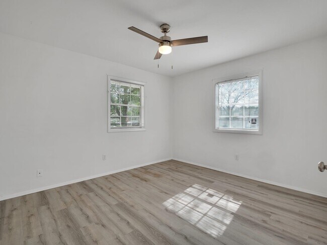 Foto del edificio - 330 Meadowbrook Ln