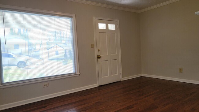 Building Photo - Emmaculate Clean Home/Located Minutes for ...