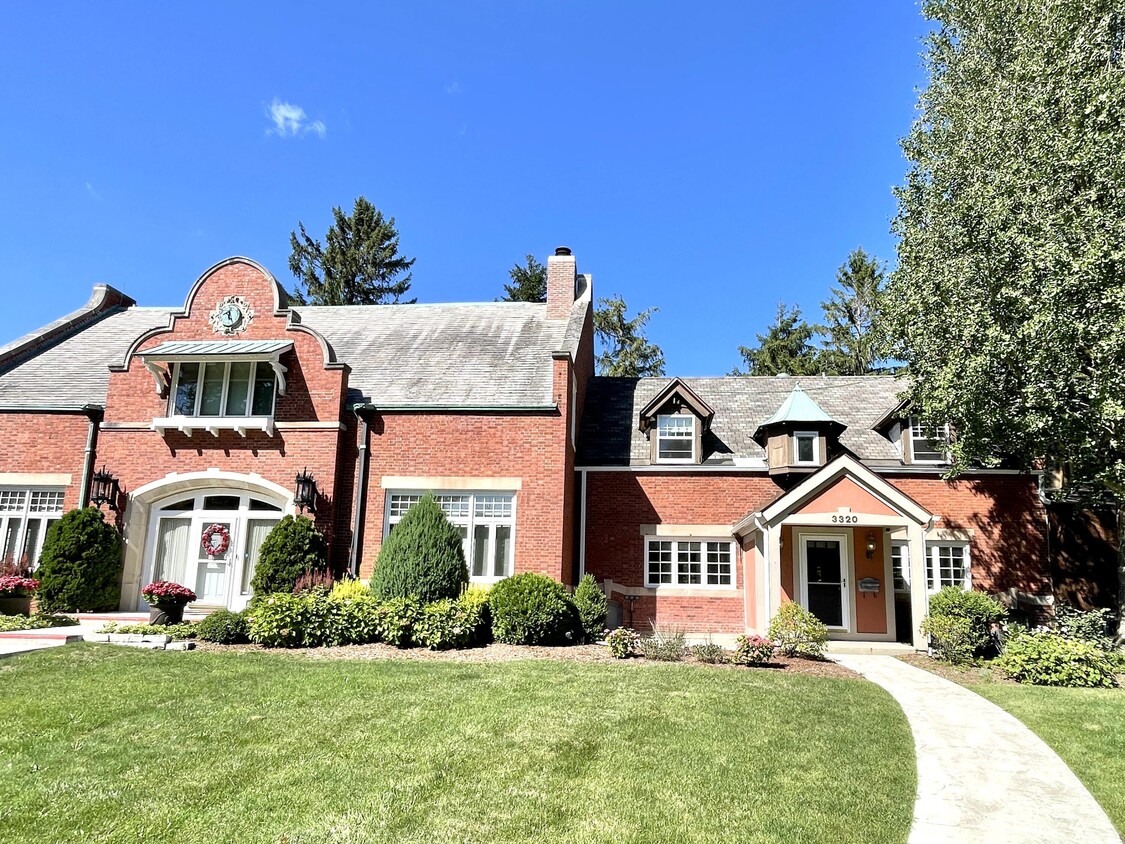 Primary Photo - 3320 N Lake Dr