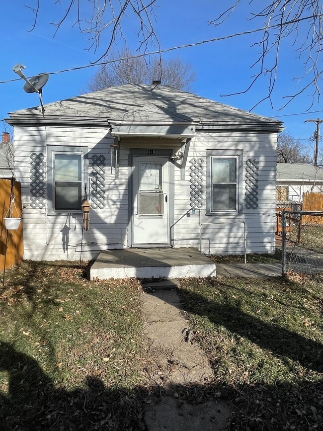 Building Photo - Quant 1 Bedroom, 1 Bathroom Single family home with fenced yard