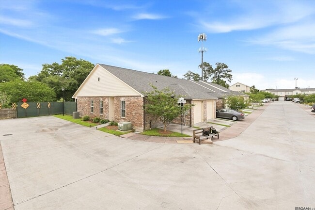 Building Photo - 305 St Thomas Ln