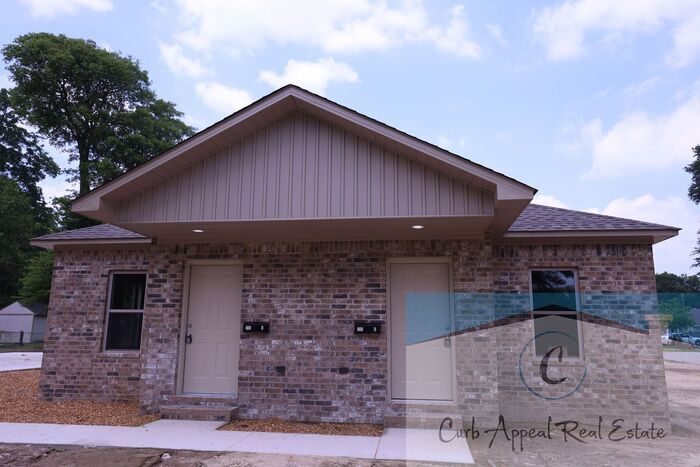Foto principal - Move in special $650!! Luxury 2 bed, 1 bath duplex - new construction!! Washer and dryer and util...