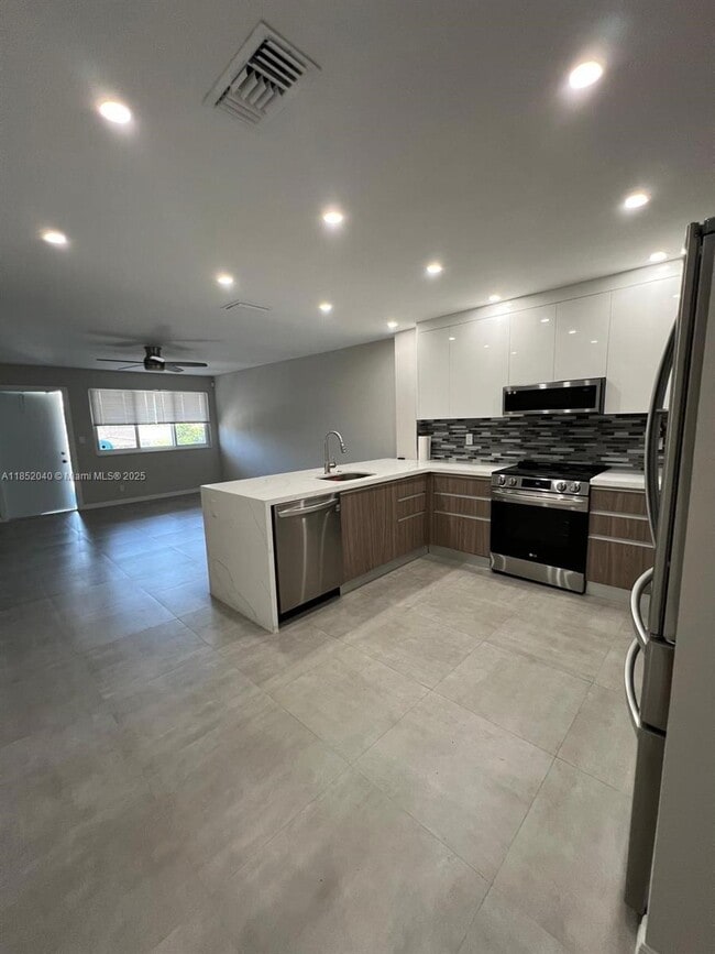 Foto del edificio - 2175 NE 56th St