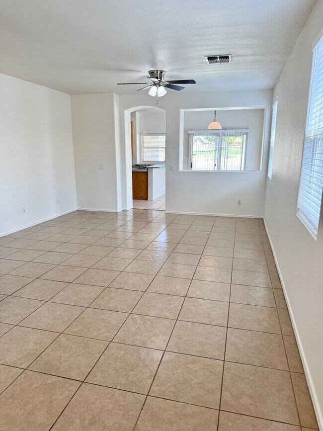 Foto del edificio - 4 Bedroom/2 Bath Single Level Home In Avondale! Golf Course Lot