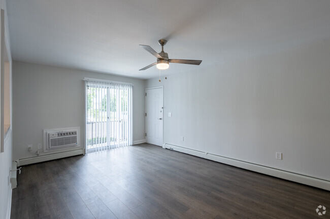 1BR 1BA - 725SF - Queens Gardens