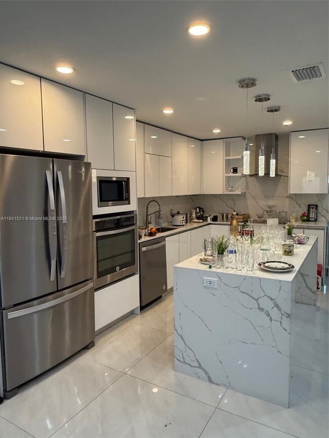 Building Photo - 611 SW 114th Ct