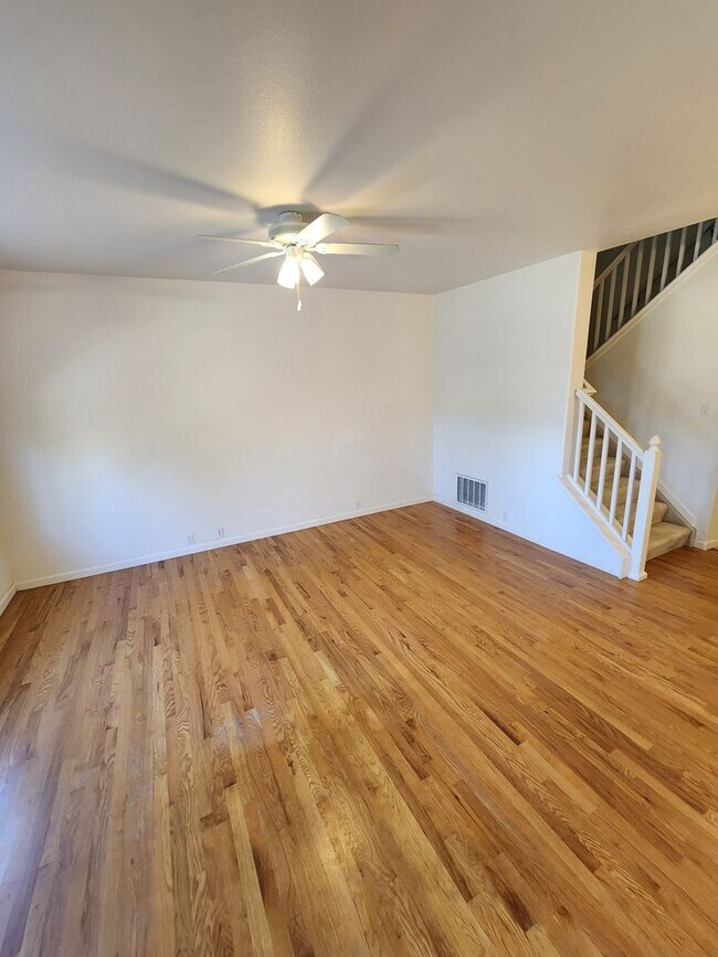 Building Photo - Beautiful Townhome