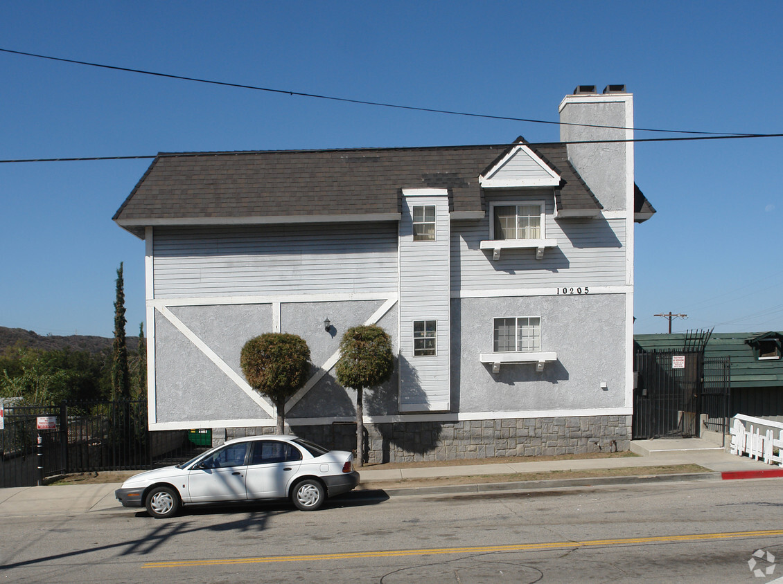 Building Photo - 10205 Plainview Ave