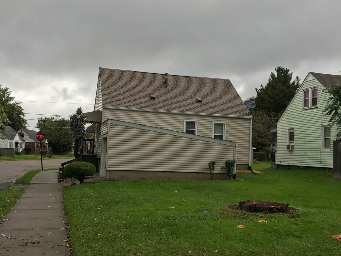 3404 25th St NE, Canton, OH 44705 House Rental in Canton, OH