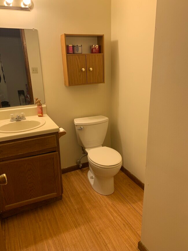 Half bathroom - 5572 Brightwood Rd