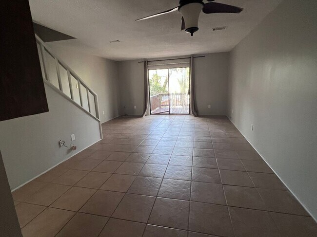 Foto del edificio - 2 Bedroom / 1 Full and 2 Half Bath -