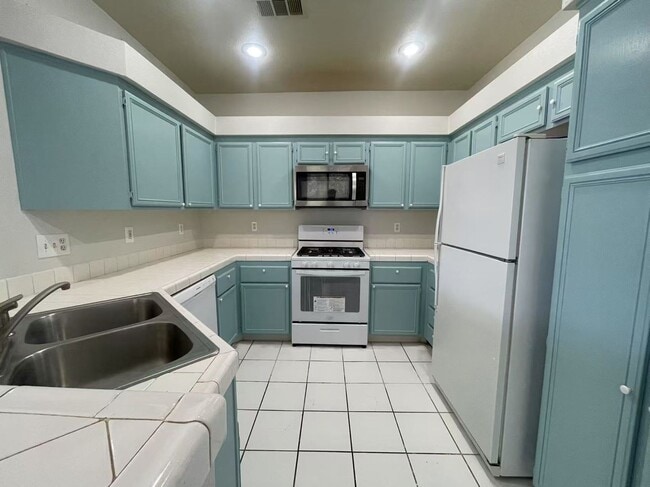 Building Photo - BEAUTIFUL 3 BEDS WITH 2 BATH U