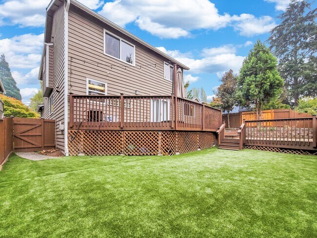 Building Photo - Centrally Located 4BR Gem near Northgate w...