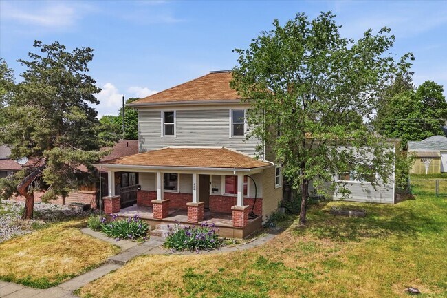 Lots of fresh air and shade - 420 W Shannon Ave