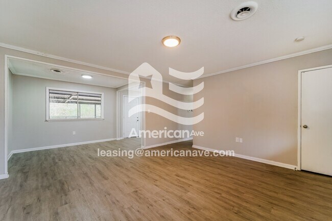 Foto del edificio - 3042 Meadow Forest Dr